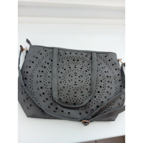 Dámská černá prošívaná kabelka se zlatým kováním